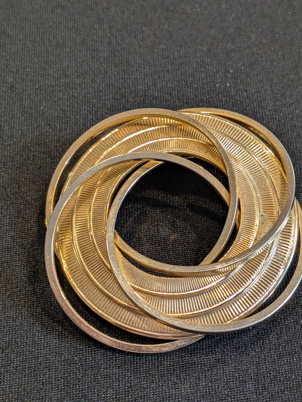 Vintage 1970s Gold-Tone Interlocking Circle Brooch - Classic Women Jewelry
